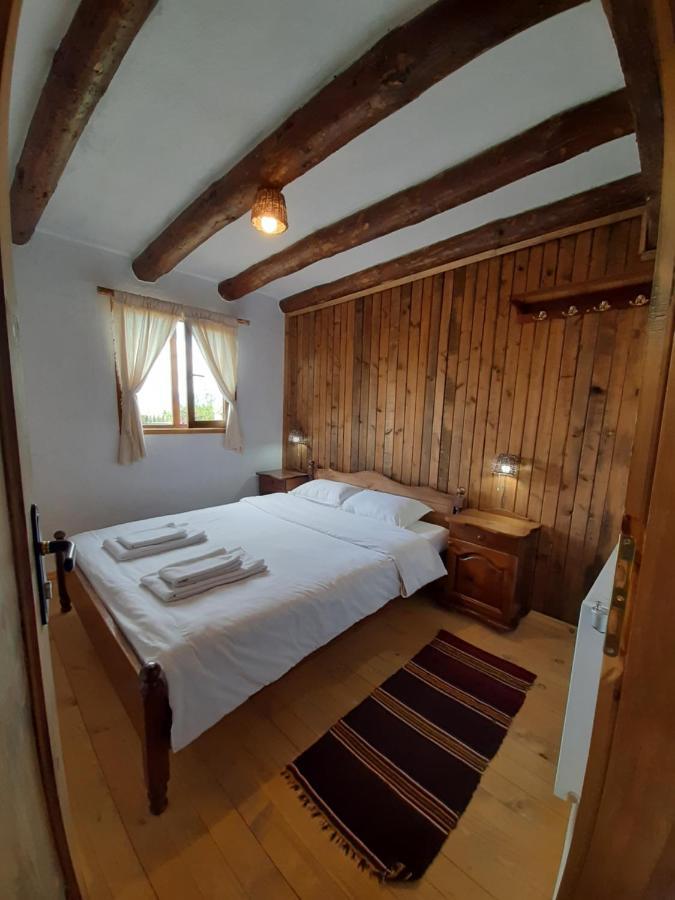 Семеен Хотел Скендерова Къща Leshten Quarto foto